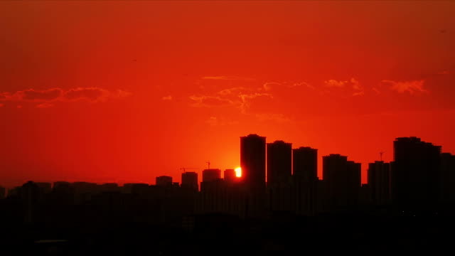 La-puesta-de-sol-de-lapso-rojo-tiempo-sobre-ciudad,-Turquía
