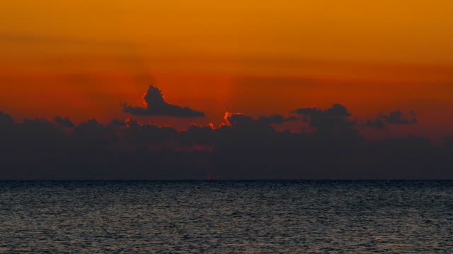 Schönheit-der-Landschaft-mit-Sonnenaufgang-über-dem-Meer,-timelapse