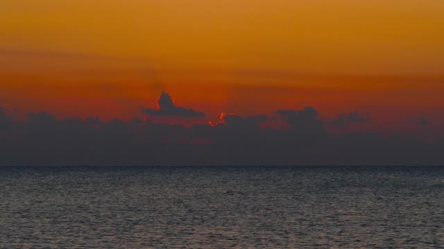 Sonnenaufgang-über-dem-Meer---Timelapse,-4k