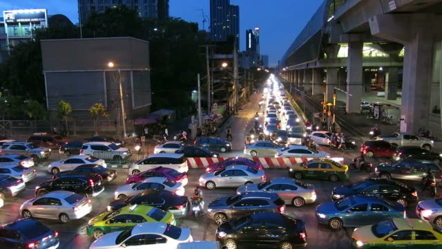 Night-traffic-jam-in-Bangkok