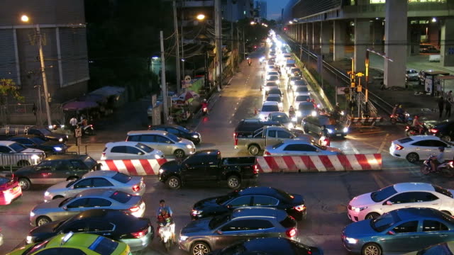 Night-traffic-jam-in-Bangkok