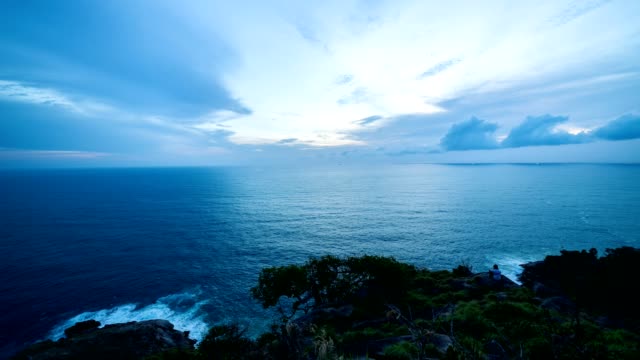 4K-der-Zeitraffer,-schöne-bunte-Farbe-und-Licht-Sonnenuntergang-Himmel-und-Wolken-über-tropischen-Meer