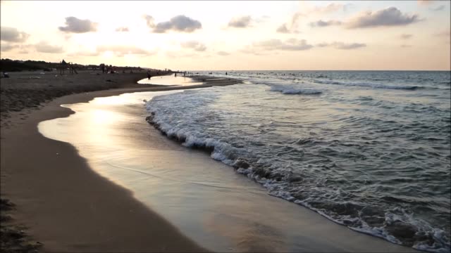 Puesta-de-sol-en-una-playa-turca