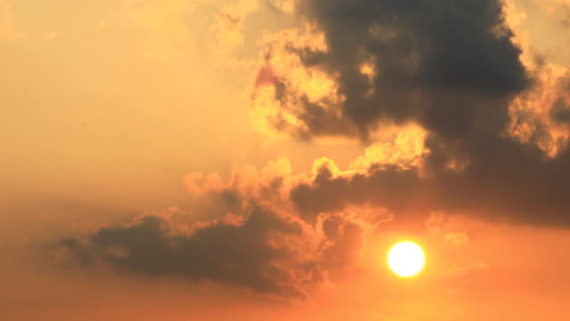 Timelapse-of-orange-sky-with-sun-going-down