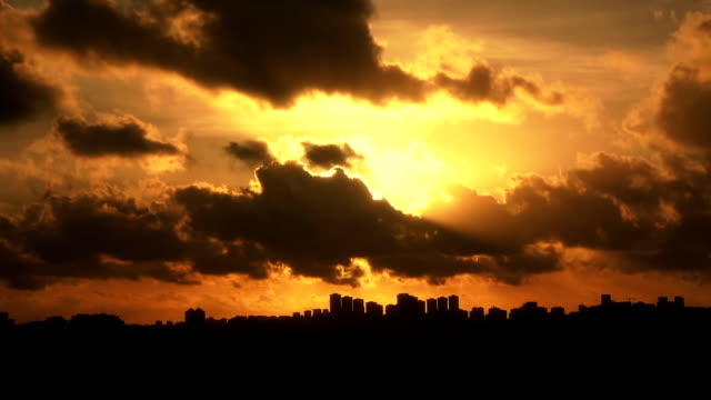 Tiempo-lapso-colorida-puesta-del-sol-en-el-cielo-nublado-sobre-ciudad