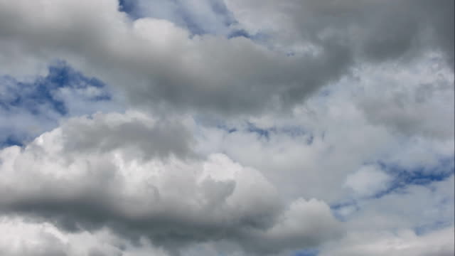 Nubes-mullidas-de-tiempo-lapso-de-blanco-en-el-fondo-de-cielo-azul