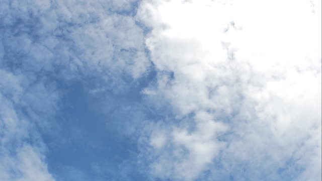 Time-Lapse-of-White-fluffy-clouds-in-the-blue-sky-background