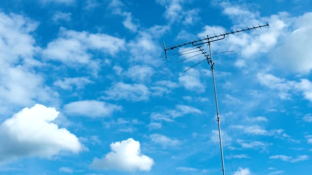 Time-Lapse-Wolke-und-blauer-Himmel-mit-Antenne
