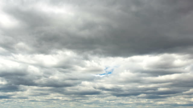 Rain-clouds-in-sky-timelapse