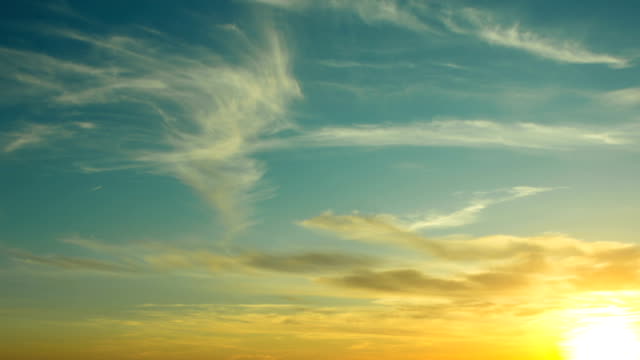 Zeitraffer-von-Wolken-und-Flugzeuge-im-Himmel-bei-Sonnenuntergang