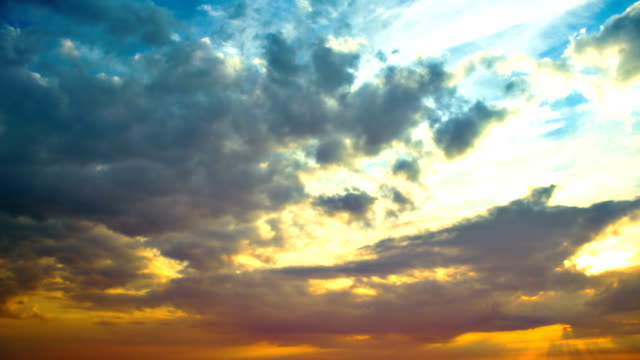 Timelapse-der-Wolken-im-Himmel-bei-Sonnenuntergang