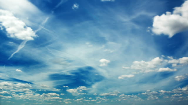 Blauer-Himmel-und-Weiße-Wolken-Zeitraffer