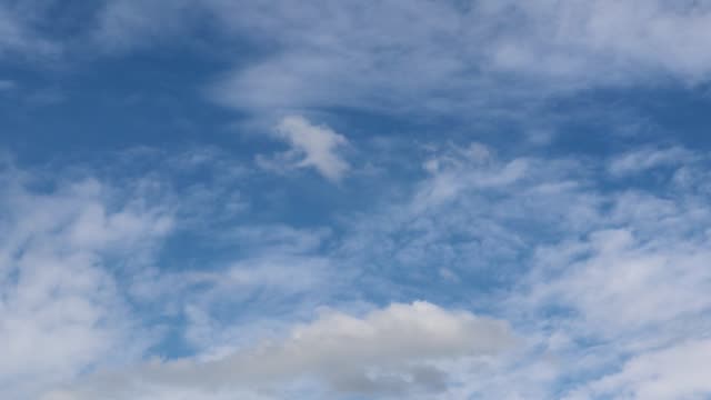 Dramatische-Atmosphäre-Panorama-Ansicht-4K-Zeitraffer-Aufnahmen-video-Clip-aus-blauem-Himmel-und-Wolken-an-schönen-Sommertag.