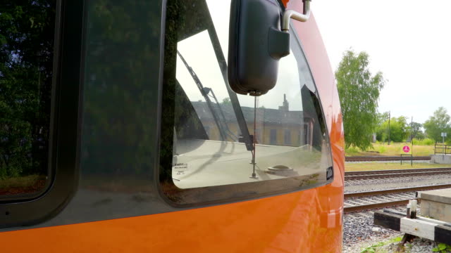 El-espejo-de-lado-del-tren-naranja-grande-en-la-estación-de