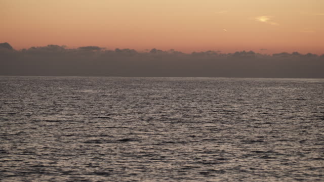 Rot-orange-Himmel-nach-Sonnenuntergang-über-der-Meeresoberfläche