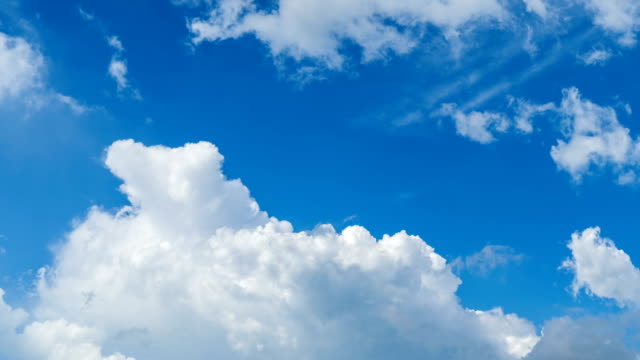 Zeitraffer-von-Wolken-mit-blauem-Himmel