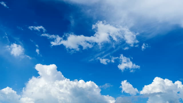 Zeitraffer-von-Wolken-mit-blauem-Himmel
