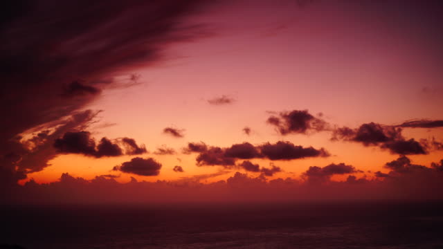 Cielo-rojo-naranja-después-de-la-puesta-de-sol-sobre-la-superficie-del-mar