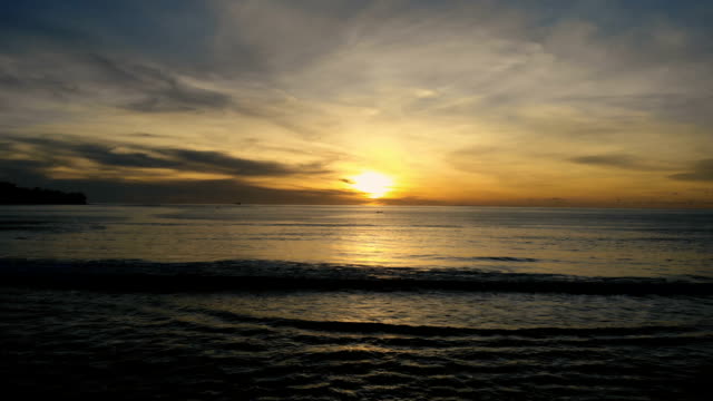 goldenen-Sonnenuntergang-Strand,-rechts-weitergehend-Drohne