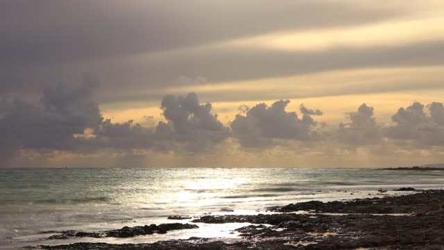 Esponjosas-nubes-oscuras-de-lluvias-sobre-la-superficie-del-mar.