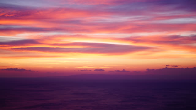 Rot-orange-Himmel-nach-Sonnenuntergang-über-der-Meeresoberfläche