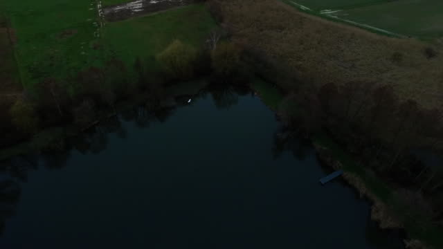 Vuelo-aéreo-sobre-el-lago-de-pesca-en-otoño