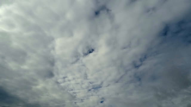 Zeitraffer-der-weißen-Wolken-am-blauen-Himmel