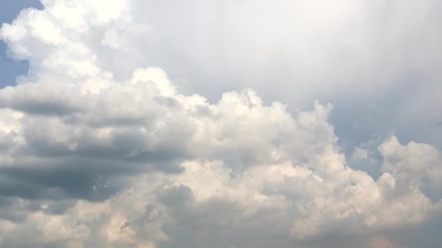 Clip-de-cielo-azul-y-las-nubes-de-tormenta-en-la-temporada-tropical-en-ambiente-dramático-panorama-4K-secuencias-Time-lapse.