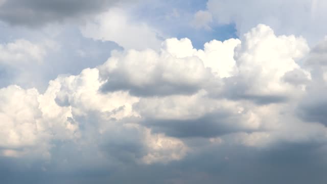 Clip-de-cielo-azul-y-las-nubes-de-tormenta-en-la-temporada-tropical-en-ambiente-dramático-panorama-4K-secuencias-Time-lapse.