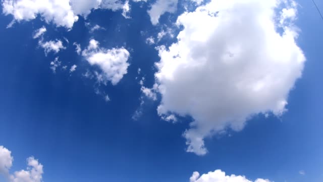 Lapso-de-tiempo,-cielo-nubes-mullidas-de-nube-hermoso-paisaje-blanco-sobre-azul-cielo.
