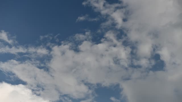 Clip-de-lapso-de-tiempo-de-nubes-blancas-sobre-cielo-azul