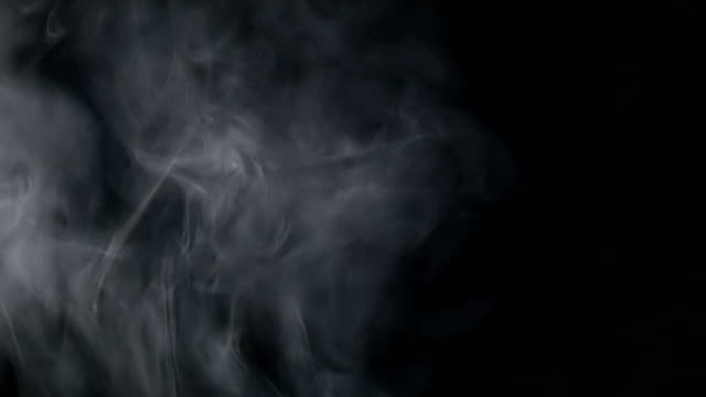 bläst-horizontale-Dampf-mit-weißer-Rauch-Aufstieg-in-Zeitlupe-auf-schwarz