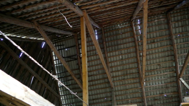 Blick-von-der-Decke-Dach-der-Fabrik