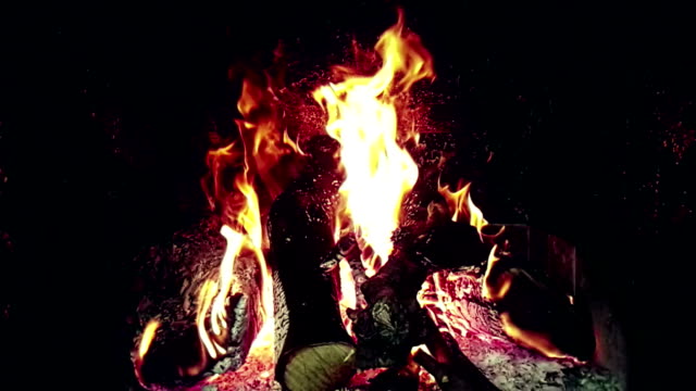 echtes-Feuer-Flammen-brennen-Bewegung-mit-Zweigen-aus-Holz,-Kamin-in-Zeitlupe-auf-schwarz