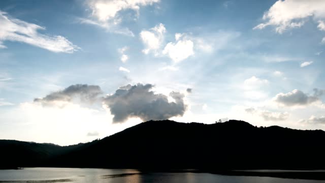 4K-Time-Lapse-schöne-Licht-der-Natur-Sonnenaufgang-oder-Sonnenuntergang-Himmel-und-Wolken-bewegen-schnell-über-den-tropischen-Regenwald-in-Phuket-thailand