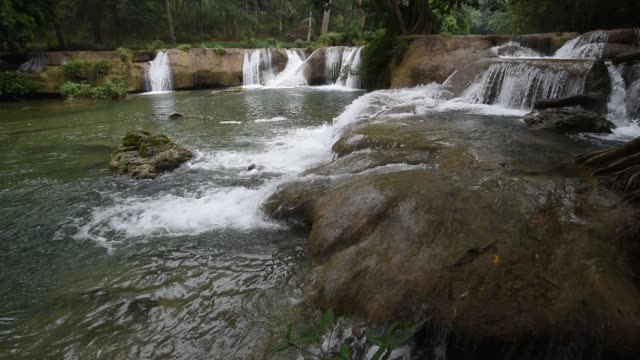 Turismo-cascada-en-el-bosque,-viajes-en-el-parque-natural-de-Tailandia