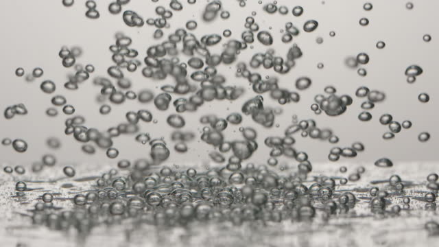 Caen-las-burbujas-bajo-el-agua---cámara-lenta