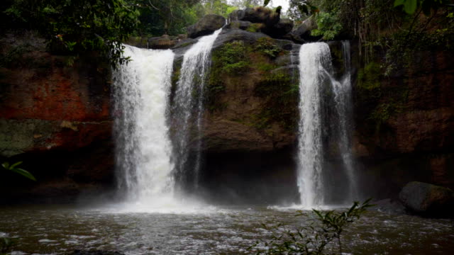 lenta-de-Haew-Suwat-cascada-en-Parque-Nacional-Khao-Yai,-Tailandia