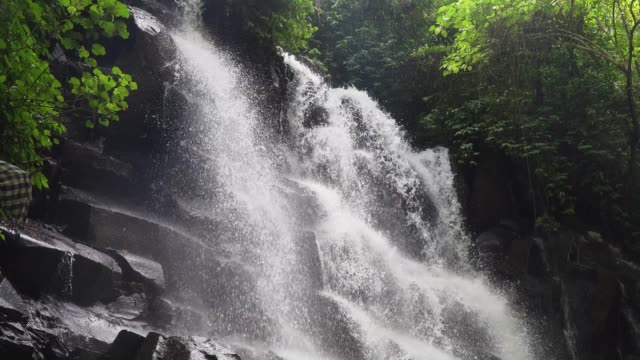 Wunderschönen-tropischen-Wasserfall.-Bali,-Indonesien