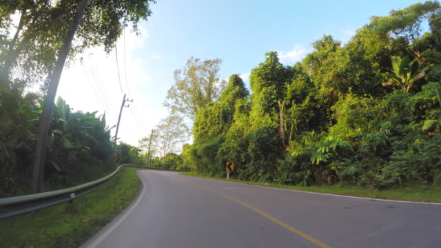 Frente-placa-de-conducción:-En-ruta-1090-de-Umphang-al-distrito-de-Mae-Sot,-provincia-de-Tak,-norte-Tailandia-occidental.