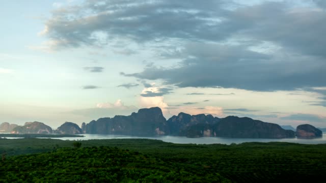 4K-Zeitraffer-von-Licht-Natur-Sonnenaufgang-über-kleine-Insel-in-Phang-Nga,-Thailand