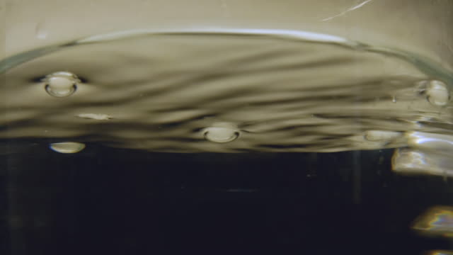 Unterwasser-zur-Wasseroberfläche-aufsteigende-Luftblasen