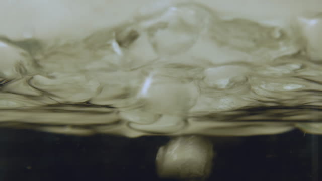 Unterwasser,-Wasseroberfläche-2-aufsteigende-Luftblasen