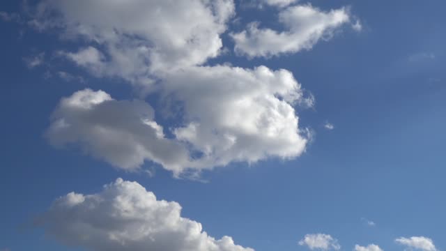 Lluvia-de-Cumulus-nubes-cielo-móvil