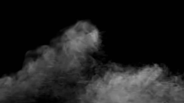 bläst-vertikaler-Dampf-mit-weißer-Rauch-Aufstieg-in-Zeitlupe-auf-schwarz