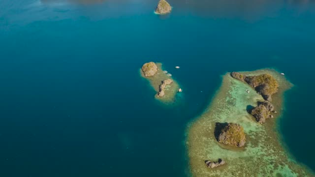 Paisaje-marino-con-islas-de-la-laguna