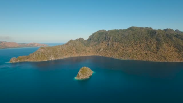 Vista-aérea-laguna-tropical,-mar,-playa.-Isla-tropical.-Busuanga,-Palawan,-Filipinas