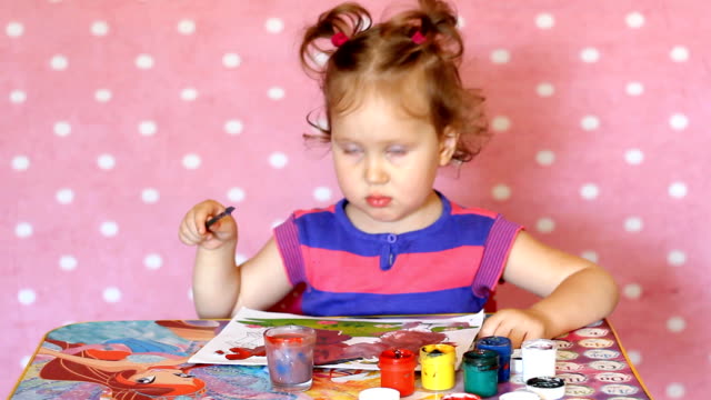 Lustige-Mädchen-Gouache-Zeichnung.-Das-Kind-malt-mit-Wasserfarben.-Bildung