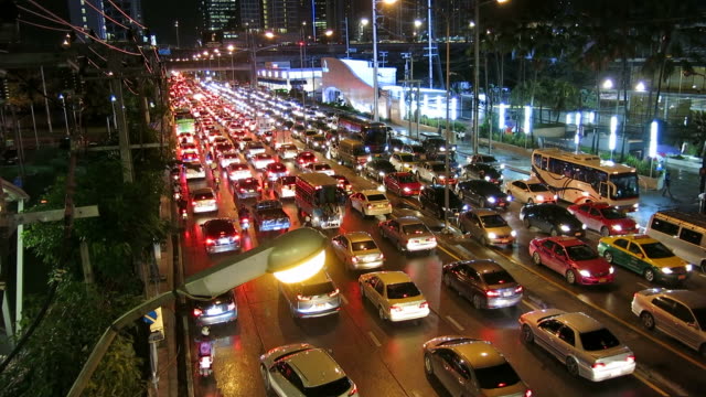 Atasco-de-tráfico-en-la-noche-en-Bangkok