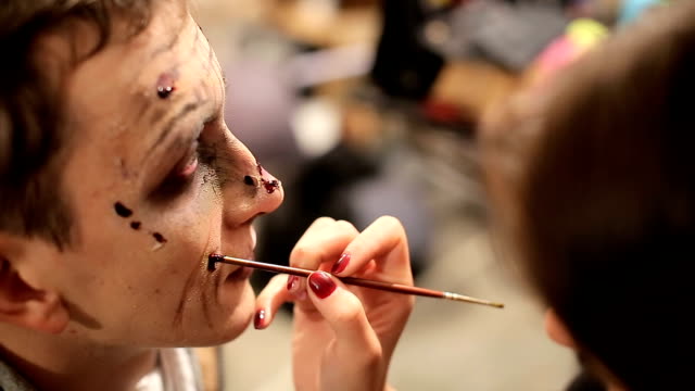 Artista-de-maquillaje-en-el-trabajo-aplicando-maquillaje-de-halloween